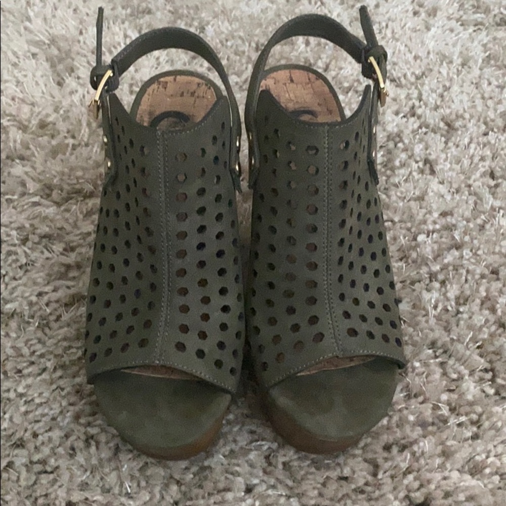 Forest green wedges